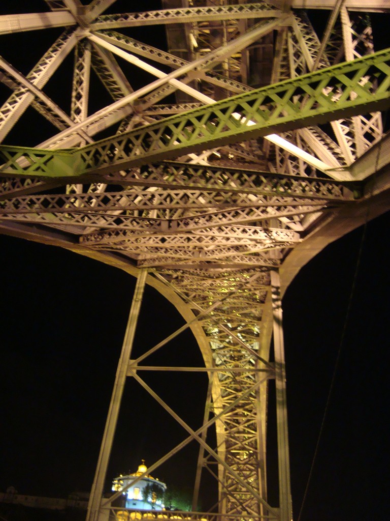 La estructura recuerda a la Torre Eiffel